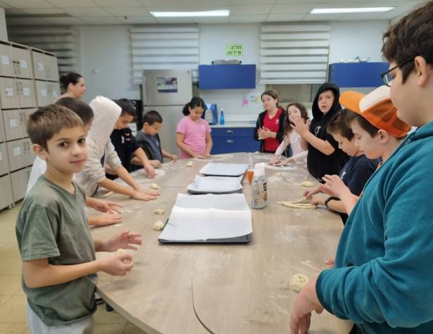 אופים חלות בביה''ס אבני חן