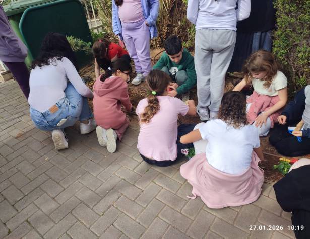 ילדי יח"ד שותלים לכבוד ט"ו בשבט