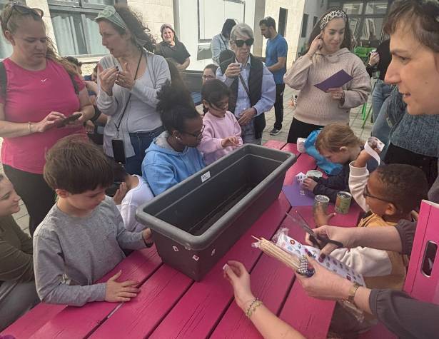 תלמידות אמית וילדי צלילים בונים שנות טובה