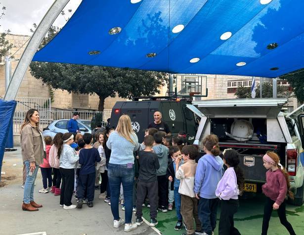 תלמידי היובל מתרגלים מוכנות לאירוע של רעידת אדמה