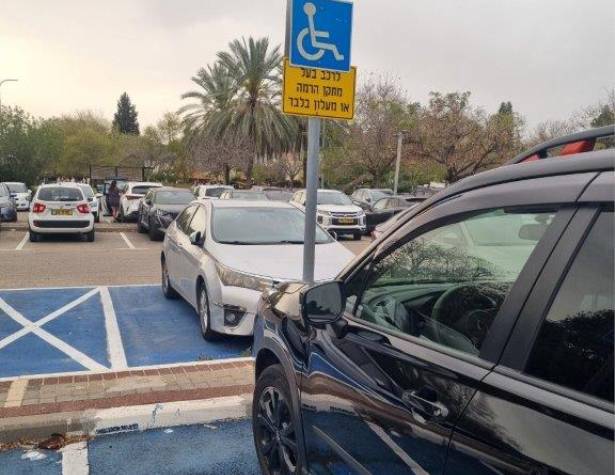 sign showing permit for drivers with lifting devices sign showing permit for drivers with lifting devices