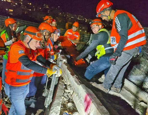 מתנדבי יחידת החילוץ וההצלה בפעולה