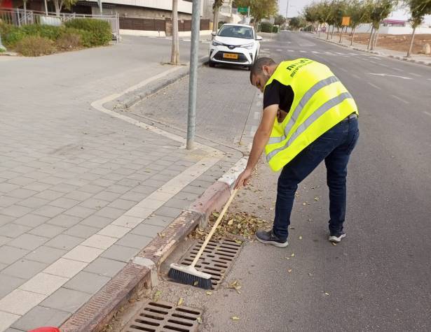 עבודות לניקוי פתחי מרזבים