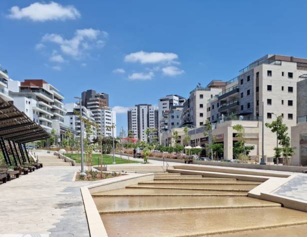 מופע מים בשדרה המרכזית בשכונת מורשת