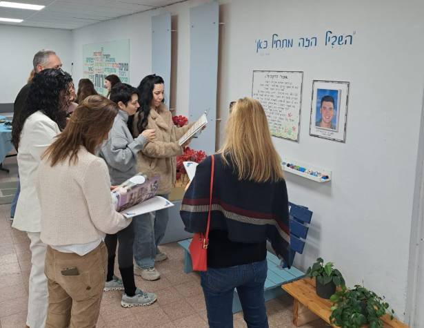 פינת זיכרון לאופיר ברקוביץ בביה"ס עמית 