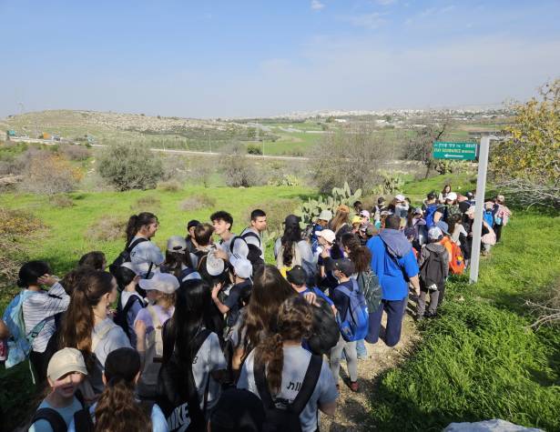 ילדי העיר מטיילים בשבילי מודיעין