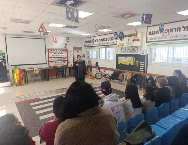 תלמידי גוונים ולומדים בטיחות בדרכים