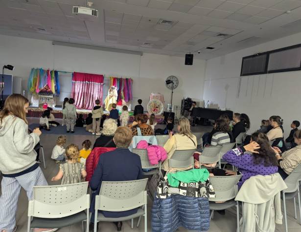 העולים החדשים חוגגים את חנוכה