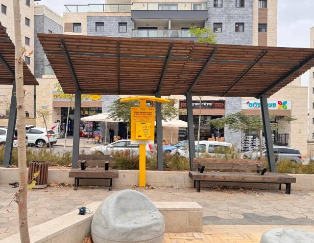 עמדת הדפיברילטור החדשה בשדרות חיים ויצמן בשכונת מורשת עמדת הדפיברילטור החדשה בשדרות חיים ויצמן בשכונת מורשת